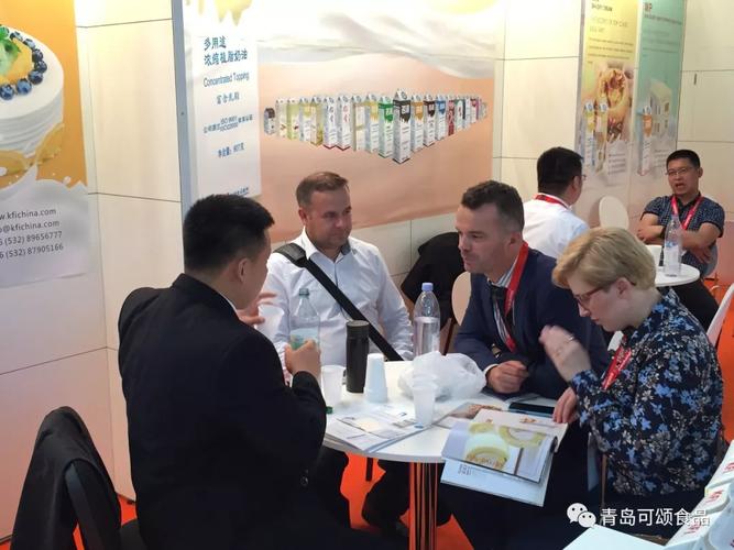 王杰先生与客户洽谈图为青岛可颂食品销售公司总经理陈广欢先生(右一)