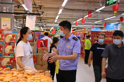 佳节至 保食安--潍坊奎文区市场监管局开展月饼市场专项检查